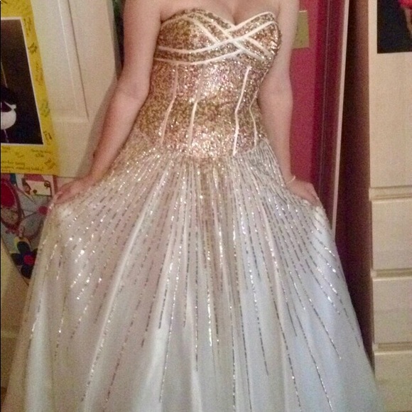 David's Bridal Dresses & Skirts - David’s Bridal prom dress size 8 great condition!